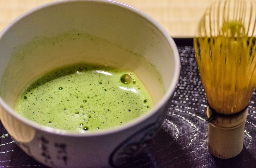Czym jest matcha? Historia i właściwości japońskiej herbaty