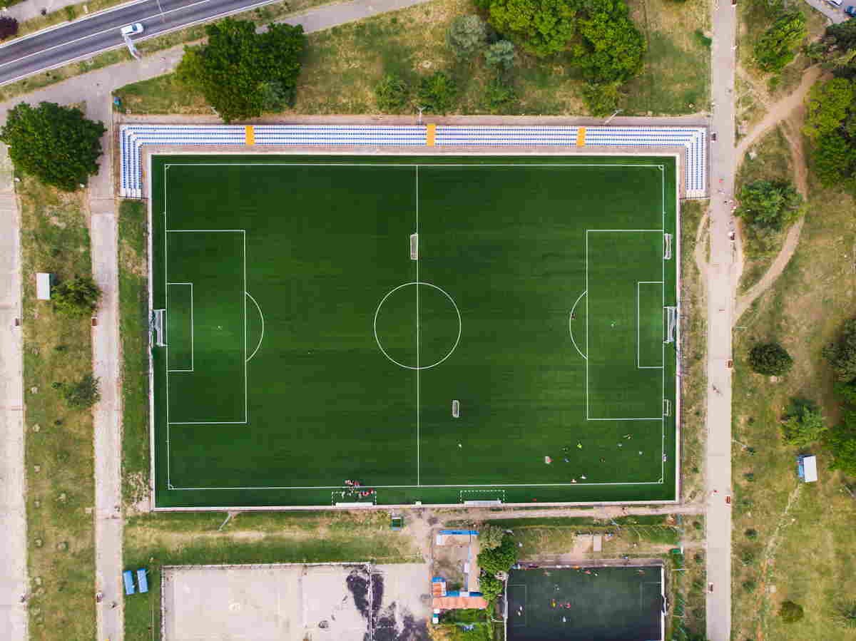 Projekt budowy boiska sportowego – jak zaplanować inwestycję od A do Z?