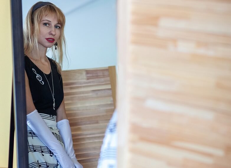 Jaki biustonosz do sukienki na jedno ramię